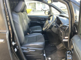前席はゆったりしたシート形状で、運転席から前方や左右の窓越しに周囲を確認しやすい配置です。乗り降りの際も足元に余裕があり、日常の移動を快適に過ごせます。