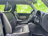 運転席と助手席は、それぞれヘッドレストを備えた独立シートです。座面や背もたれの形状に加え、アームレストも確認でき、乗員が落ち着いて過ごせる空間にまとまっています。車内の清潔感も伝わります。