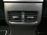 後部座席にもエアコン吹き出し口がしっかり装備されています。