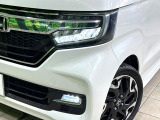 【LEDヘッドライト】悪天候や夜間走行時も良好な視界を確保し安心して運転できる高輝度LEDヘッドライトを装備!点灯速度が早く、消費電力も抑えられています。