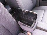 フロントセンターアームレスト。蓋つきの収納スペースになってエコバッグや運転用の眼鏡やサングラスなどをしまっておくのにぴったり。