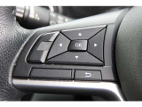 各種のコントロールスイッチが内蔵され、運転に集中できるステアリング。革巻き素材と造形が手にしっくり馴染みます。