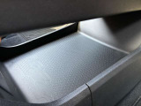 シフトレバーの下にも小物置きがあり、ティッシュボックス等を置いておくのに便利です☆彡