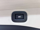パワーバックドアです。荷物を持っていても、ボタンを押すだけで簡単に開閉ができます。