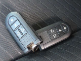 カギを取り出す手間がなく施錠開錠・エンジン始動ができる便利なスマートキーです!荷物で手がふさがっていたり、雨天時にも役立ちます☆