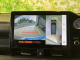 後方や車両周辺の映像に加え、目安となるガイド線も表示され、駐車時の周囲確認をサポートします。見えにくい後方を画面で確かめられ、日常の駐車にも便利です。