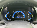 速度や燃料残量などの情報がメーター内にまとまり、運転席から確認しやすい配置です。表示内容をひと目で把握しやすく、走行中に必要な情報を確認する際にも便利にお使いいただけます。