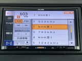 ラジオの受信局や選局項目が画面に一覧で表示され、聴きたい放送を選びやすい構成です。ラジオやCDなどの選択画面も備わり、日常の移動時間に活用できます。