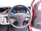 大きくて見やすいメーターパネル。パネル内のイルミネーションの色の変化で、エコ運転度合いをお知らせします。