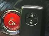 【スマートキー】カバンやポケットに入れたままでもドアの施錠・解錠が可能なスマートキーを装備。エンジンのオン・オフ時もカギを取り出す必要が無いからとっても便利です♪