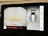 車庫入れなど後進運転時に死角をモニターで確認ができて安全です♪ ステアリング操作の参考になるガイド線も表示しますので車庫入れがニガテな方も安心ですネ!