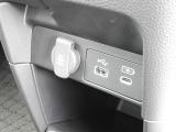 ★アクセサリーソケット★スマートフォンの充電/空気清浄機 など12V対応の車載アクセサリーをご使用いただけます。★USBジャック★充電や音楽再生などに対応。利便性の高い車内環境をサポート!