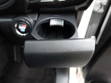 運転席ドリンクホルダーで室内スッキリ♪