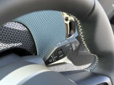 輸入車のため、ウィンカーレバーとワイパーレバーの配置は国産車と左右が逆となります。操作に慣れるまでは違和感がありますが、使用を重ねることで自然に扱えるようになります。