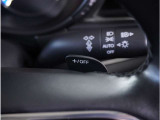 【パドルシフト】ハンドルから手を離さずに素早くシフトアップ&ダウンができるので、エンジンブレーキを使う下り坂や高速道路の合流で加速したい場面で役立ちます。