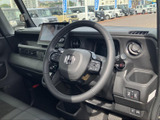 運転席まわりは各部が手の届きやすい位置にまとまり、前方を見渡しやすい空間です。シートやステアリングも落ち着いた色合いで、日々の移動を快適に迎えます。