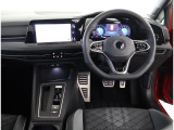 レザーステアリングにデジタルメーターです!車両情報、ナビをメーター画面内で確認できます)お客様の運転をサポートします!