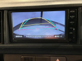 リバースギアに入れるだけで後方の表示へ切り替わります。夜間や雨の日の駐車も楽になりますよ。