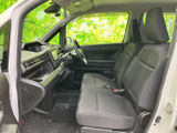 前席は見晴らしのよい窓と、視線を向けやすい運転席まわりが印象的です。座席はゆったりとした形状で、助手席の方も落ち着いて過ごせる室内空間です。