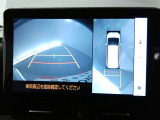 パノラミックビューモニターを装備。クルマを真上から見るように周囲を確認できます。