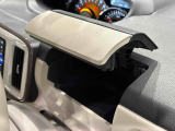 手の届くところに大きな小物入れ。運転席側インパネアッパーボックス。