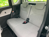 後席は左右に座面が広がり、ヘッドレストも備わったくつろぎやすい空間です。窓から外を見渡せる明るさがあり、ご家族やご友人との移動にも心地よくお使いいただけます。