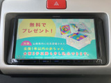 停車中にテレビ番組や映像を視聴でき、休憩時間をゆったり過ごしたいときにも役立ちます。画面上に時刻も表示され、乗車中のちょっとした確認にも便利な装備です。