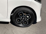 スタイリッシュな純正アルミホイールです。シャープなデザインが車両のデザインとマッチしています。