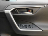 運転席シートポジションメモリーでスイッチを押すだけでシートが設定したポジションに動くので便利です!