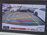 カラーバックカメラが付いています!バックにギアを入れると、後方視界が自動的にマルチ画面に映し出されます!夜も明るく見えますので、すごく便利!!一度使うとカメラ無しには乗りたくない程!