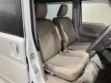 【運転席ヒーター付シート】スイッチをONにすると、座面からの熱で体を温めてくれます。