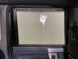 ロールサンシェイドは、太陽光を防ぐので冷房の効きを良くする効果もあるんです。エアコンを控えめにすれば燃費向上も見込めますよ。