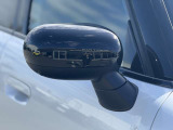 MINIの電動格納サイドミラーは、スイッチ操作でスムーズに開閉でき、狭い駐車場でも安心して扱えます。車体との一体感あるデザインで、利便性とスタイリングを両立した装備です。