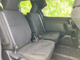 2列目には独立したシートが並び、ひじ掛けやシートベルトも備わっています。窓からの光が届く明るい空間で、同乗者もくつろいで過ごせそうです。