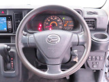 センターメーターで視界良好な運転席廻りです。運転時の視線移動が少なくて済むので安全性にも一役買ってくれますね。ぜひ一度ご覧になってください。見易さが違いますよ。