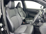 シックな色使いの運転席周りですね。すっきりとしたデザインで上品な色使いです。居心地の良い運転席、長く座ってられるリラックスできるデザインがいいですね。