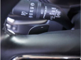 【パドルシフト】ハンドルから手を離さずに素早くシフトアップ&ダウンができるので、エンジンブレーキを使う下り坂や高速道路の合流で加速したい場面で役立ちます。
