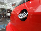 【バックカメラ(エンブレムタイプ)】 リアの「VW」エンブレムの内部にバックカメラを装備。バックギアに切り替えるとリアのエンブエムが開いてバックカメラが作動、雨の日でも鮮明な画像を確認できます。