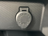 12V・120Wの表示がある電源ソケットを備えています。対応する電源機器を使いたいときに役立ち、停車中のスマートフォン充電など、日常のさまざまな場面で活用できます。