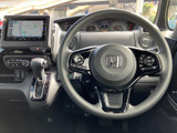 手元に複数のスイッチを備え、運転姿勢を大きく変えずに各種機能へアクセスできます。メーターやナビも見渡せる運転席まわりで、日常の扱いやすさに配慮されています。