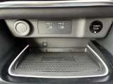 エアコン操作部の下にはワイヤレス充電器や電源ソケットがございます(*^^*)