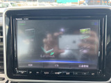 FM・AMやテレビ、USB、Bluetooth Audio、ディスクなど、複数の音源が画面上に表示されています。使いたい項目を確認しながら選べるため、日常の移動時間に合わせて音楽を楽しめます。