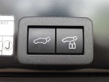 パワーバックドアを装備しています。バックドアを運転席からも開閉できます、便利ですよ。