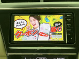 車内のモニターでテレビ番組を視聴できる装備です。停車中の待ち時間などに映像を楽しめるため、休憩時の過ごし方にも便利。見やすい画面で番組を確認でき、日常の使い勝手を広げます。