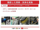 専用のエンジンクリーナーで全体に噴霧し汚れを浮かします。ボンネット裏などの汚れを中心にブラシがけを行い、洗浄しエアブローで仕上げております。