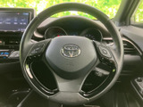 ステアリングに複数のスイッチが備わり、手元で車内装備の操作を行いやすい仕様です。メーターやオーディオを見ながら操作箇所を確認しやすく、日常の運転をサポートします。