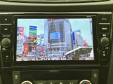 停車時にテレビ映像を視聴でき、待ち時間など車内で過ごすひとときに活用できます。画面上で映像を確認しやすく、映像ソースの選択も行える便利な装備です。