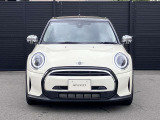 MINIのフロントグリルのデザインはイギリスで生まれた当初から、シルバーのサイドバーが折り重なった伝統的なデザインで御座います。その伝統はBMWのお車になってからでも少しずつ形を変えて守られております