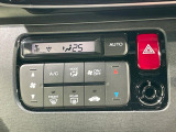 【オートエアコン】一度お好みの温度に設定すれば、車内の温度を検知し風量や温度を自動で調整。暑い&hellip;寒い&hellip;と何度もスイッチ操作をする必要はありません。快適な車内空間には必須の機能ですね♪