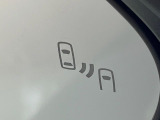 【ブラインドスポットモニター】走行中、ドアミラーの死角になりやすい箇所に後続車が接近するとサイドミラーのレンズに警告を表示!ドライバーに注意喚起をしてくれます。